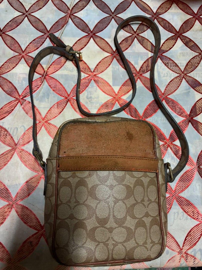 COACH CROSS BODYBAG (Category: Luxury Bags & Wallets) located in Manila. Submitted by jon_spamt (Listing ID 1463015768, Image 1). Description: Auth/Off.