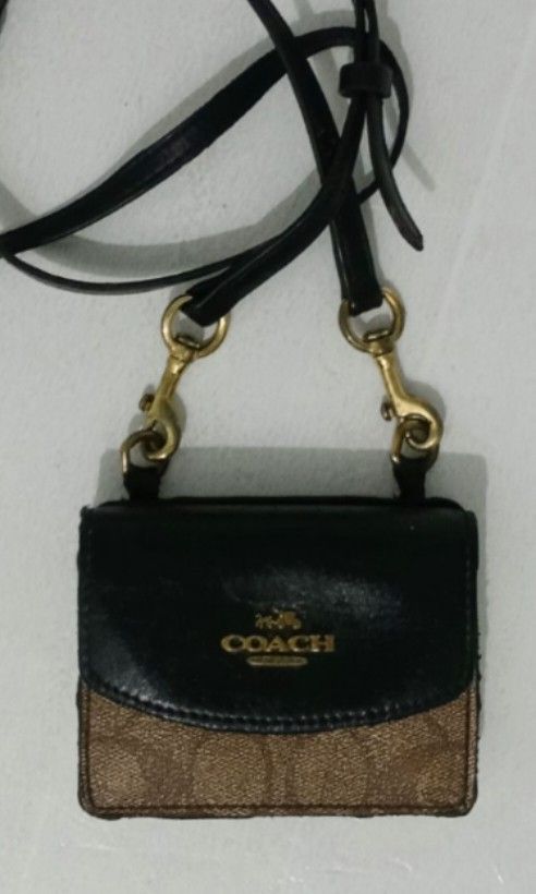 COACH Flap card Case on Lanyard (Category: Luxury Bags & Wallets) located in Manila. Submitted by eriiicaspage (Listing ID 1398398181, Image 1). Description: PREOWNED WellUsed Authentic 💯 COACH. flap Card Case on Lanyard Signature Coated Canvas &Smooth leather. Goldtone hardware Size XS Mini Micro Sign of Used Good Condition 8.8/10.