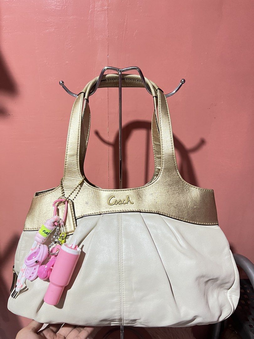 Coach Lexi bags (Category: Shoulder Bags) located in Mandaue City. Submitted by angeloysug24515 (Listing ID 1462915061, Image 1). Description: Nego pa yan free ship.