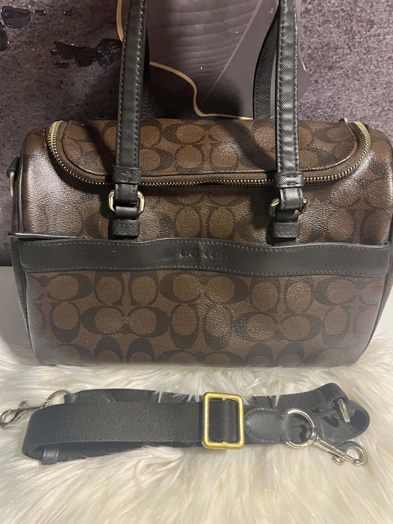 Authentic Coach doctors bag from usa (Category: Shoulder Bags) located in Caloocan City. Submitted by trebdy01 (Listing ID 1463016734, Image 1). Description: Pre-owned Sale: Issue-nawala ung puller ,kaya pinalitan Pero sa original na coach din galing Some part ng glue lining Good condition.