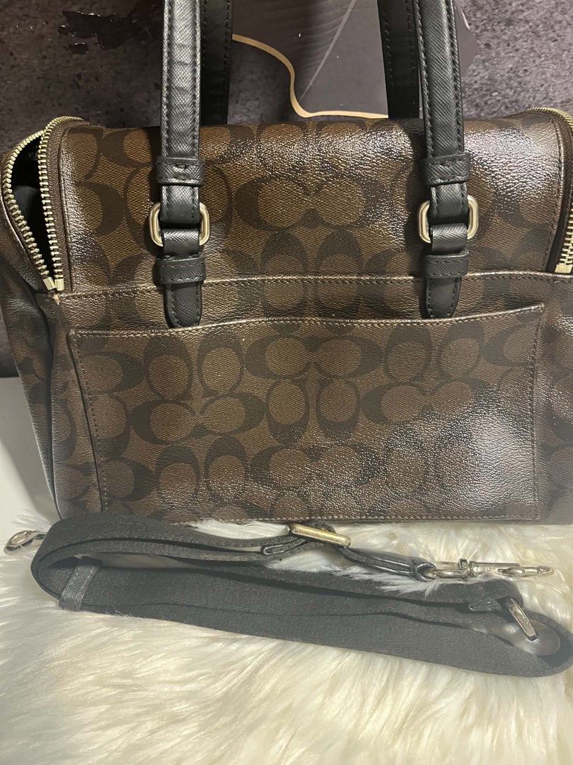 Authentic Coach doctors bag from usa (Category: Shoulder Bags) located in Caloocan City. Submitted by trebdy01 (Listing ID 1463016734, Image 2). Description: Pre-owned Sale: Issue-nawala ung puller ,kaya pinalitan Pero sa original na coach din galing Some part ng glue lining Good condition.