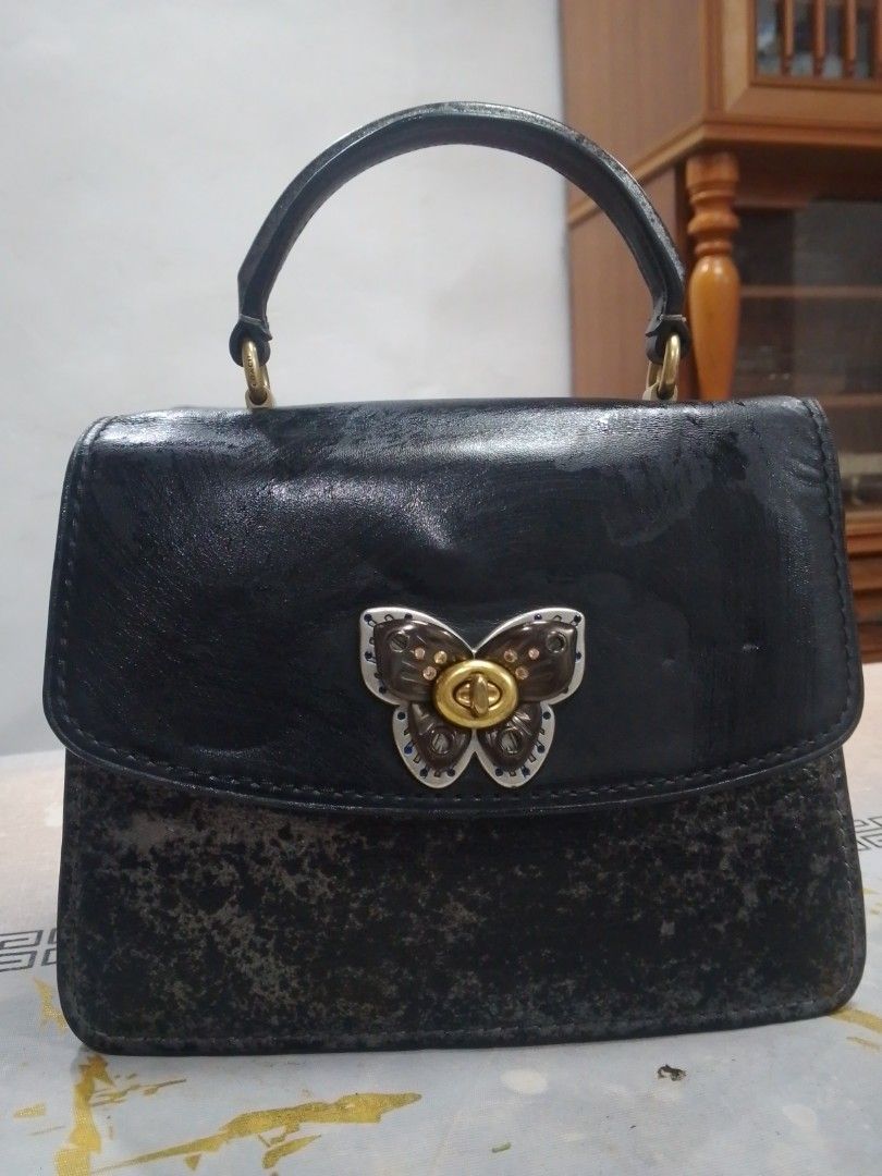 coach parker black top handle (Category: Luxury Bags & Wallets) located in Manila. Submitted by annemil_1984 (Listing ID 1462947724, Image 1). Description: - Cute black leather handbag - Unique butterfly clasp on the front - Textured, distressed look on the bottom - Top handle for easy carrying - Adds a statement to any outfit - Please check photos for details no fade natural na kulay nya po yan last price posted.bawal sa barat orig po yan At sup