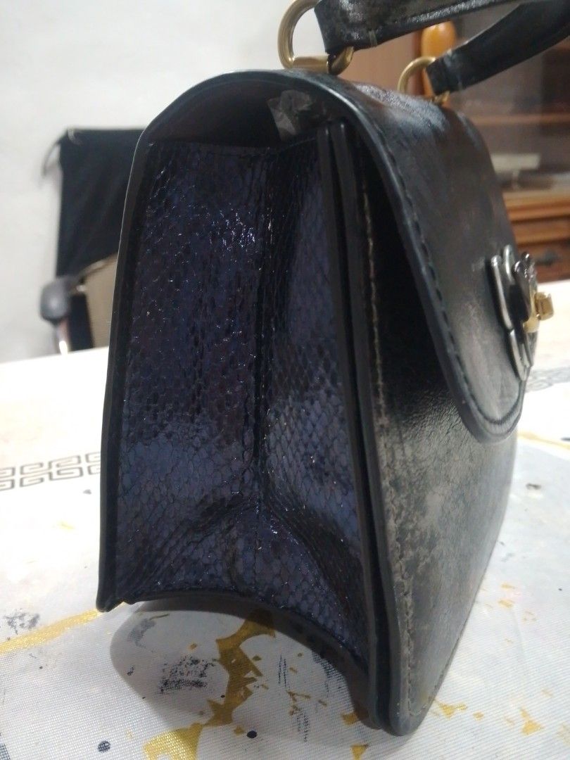 coach parker black top handle (Category: Luxury Bags & Wallets) located in Manila. Submitted by annemil_1984 (Listing ID 1462947724, Image 3). Description: - Cute black leather handbag - Unique butterfly clasp on the front - Textured, distressed look on the bottom - Top handle for easy carrying - Adds a statement to any outfit - Please check photos for details no fade natural na kulay nya po yan last price posted.bawal sa barat orig po yan At sup