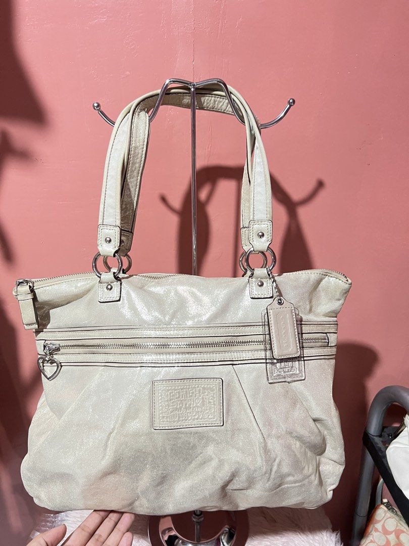 Coach silver poppy (Category: Tote Bags) located in Mandaue City. Submitted by angeloysug24515 (Listing ID 1462915306, Image 1). Description: .