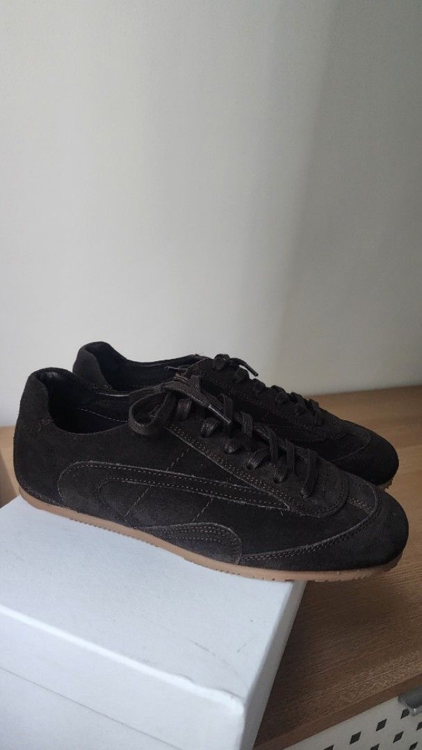 COS minimal leather sneakers (dark brown, suede) (Category: Sneakers) located in Mandaluyong City. Submitted by nnnightsss (Listing ID 1462996287, Image 3). Description: COS minimal leather/ suede sneakers dark brown EU 37 used once RFS: wrong size, but I used it once already Php3,500.00 + lsf (this is still in stores for Php6,500.00).