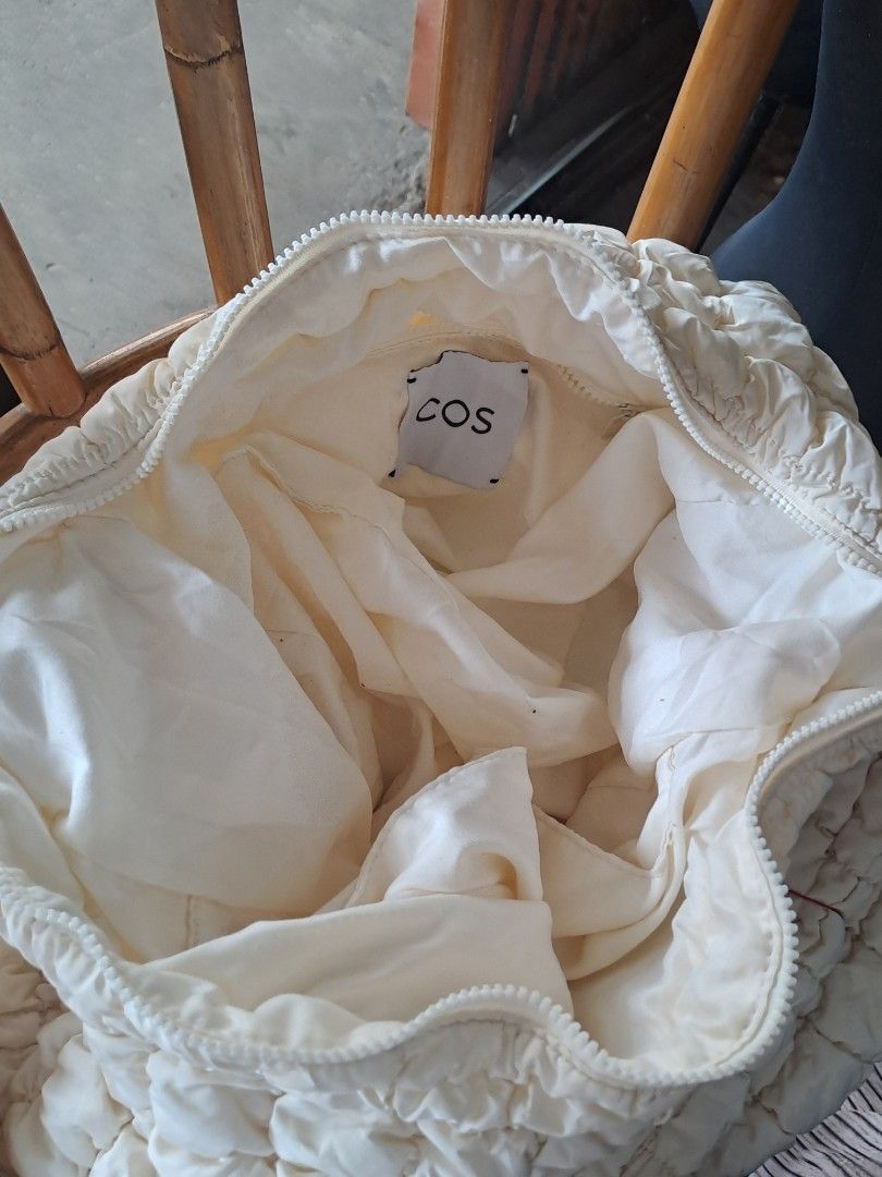 COS QUILTED Bag (Category: Shoulder Bags) located in Puerto Princesa. Submitted by jercksthriftph (Listing ID 1462892537, Image 3). Description: COS quilyed bag excellent condition need cleaning item is thrifted/ukay.