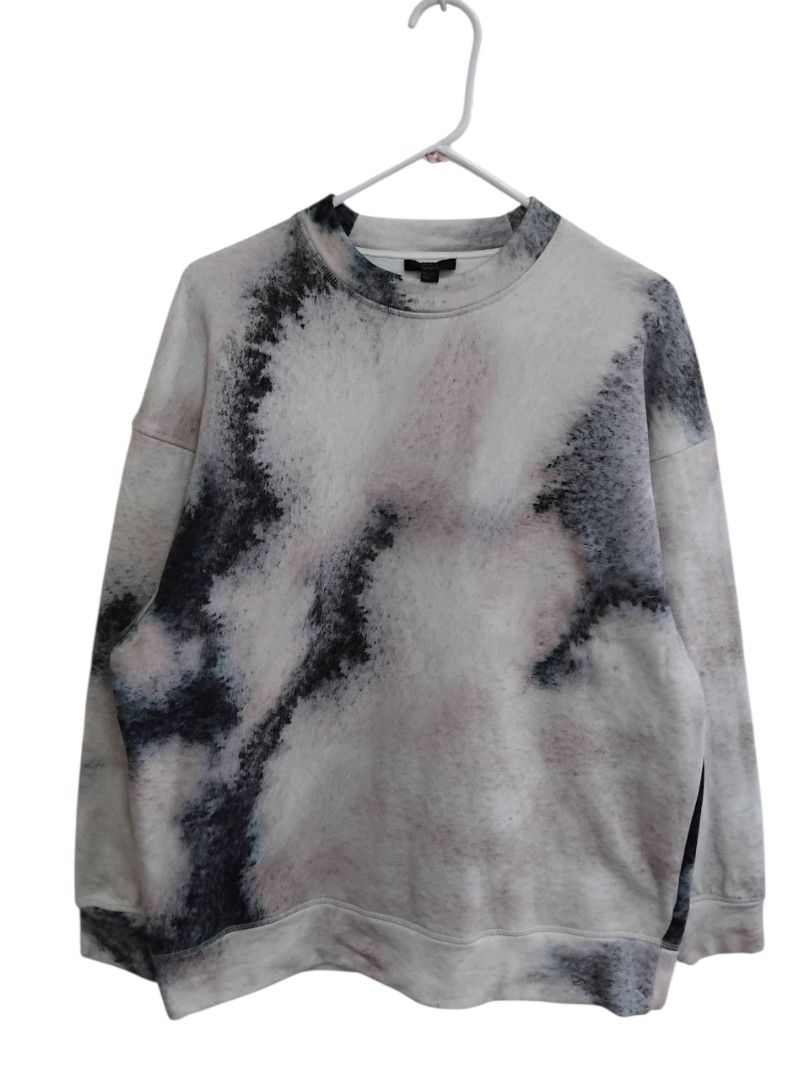 COS Tie-Dye Oversized Sweatshirt (Category: Longsleeves) located in Pasig City. Submitted by hustlexcurate (Listing ID 1462999244, Image 1). Description: COS Tie-Dye Oversized Sweatshirt Size S on tag fits XL Dimensions: 23X29.