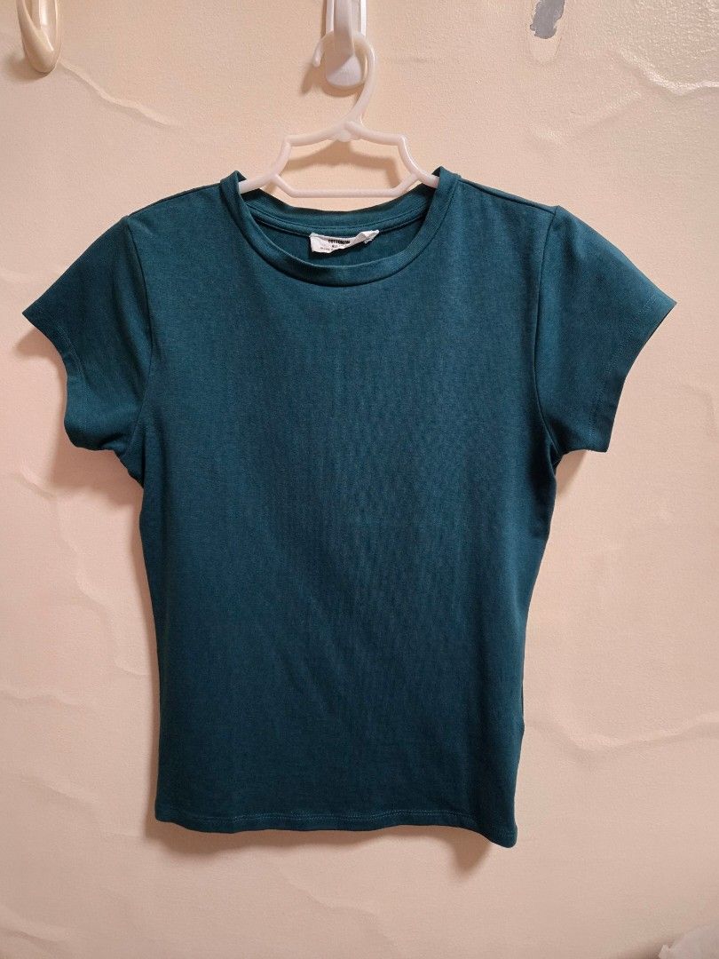 Cotton On Fitted Tee Tshirt (Category: Shirts) located in Manila. Submitted by chocomoose (Listing ID 1462912197, Image 1). Description: once lang nagamit tag says small pero dahil fitted, can fit xs rin stretch material.