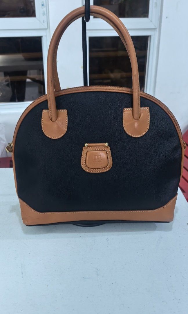 Courreges (Category: Tote Bags) located in Tuguegarao City. Submitted by zenphoenix-7ad615 (Listing ID 1462991981, Image 3). Description: Courreges Alma handbag Made in france Minimal. Rubs sa corners.