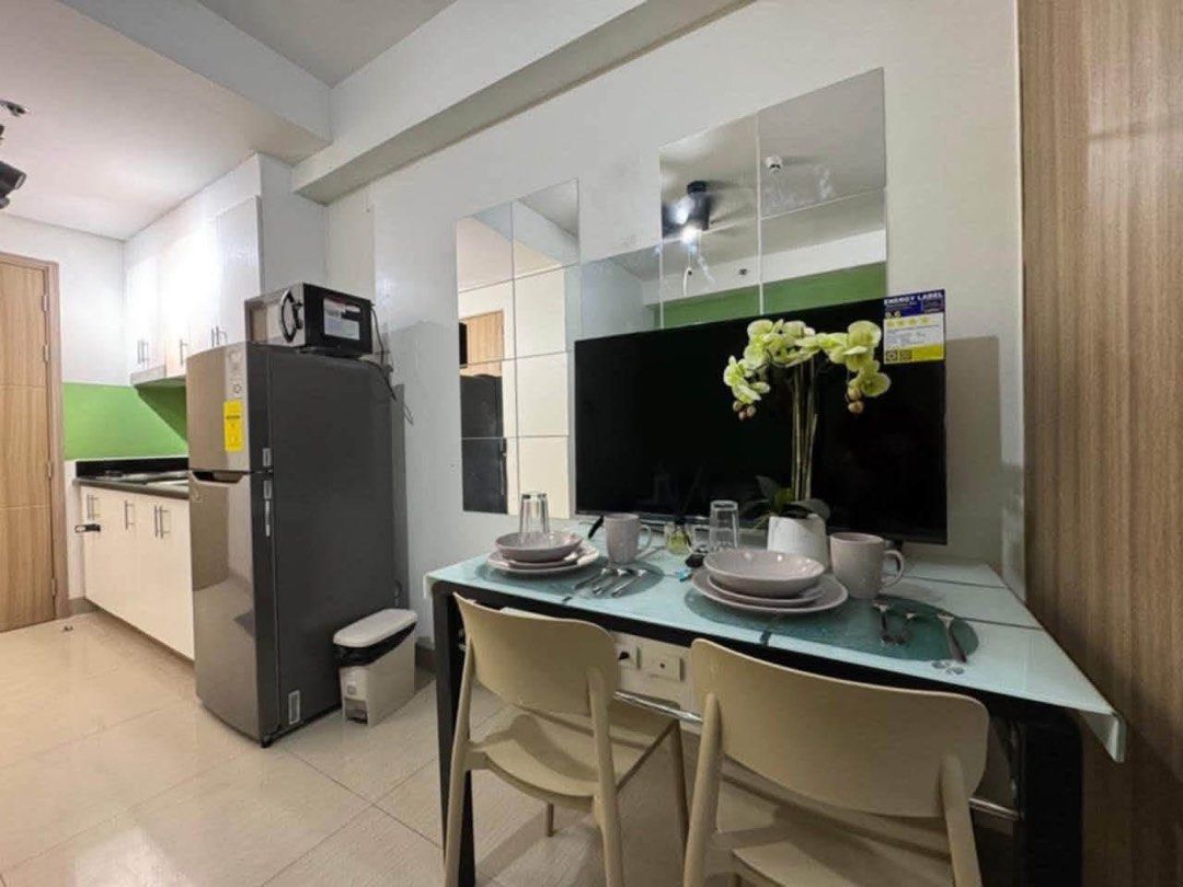 Cozy Interior Shore 2 Residences 1BR with balcony (Category: Apartments & Condos) located in Manila. Submitted by philhouseslistings (Listing ID 1462980925, Image 2). Description: SHORE 2 RESIDENCES FOR RENT 📍 Pasay City – walking distance to SM Mall of Asia near Naia Airport Ready to Move in • Tower 1 16th Floor • 1 Bedroom with Balcony • 1 Queen size bed • City View 💰 Lease Price: 1pax 20,000 inc of dues 2pax 22,000 inc of dues Terms: 2 month