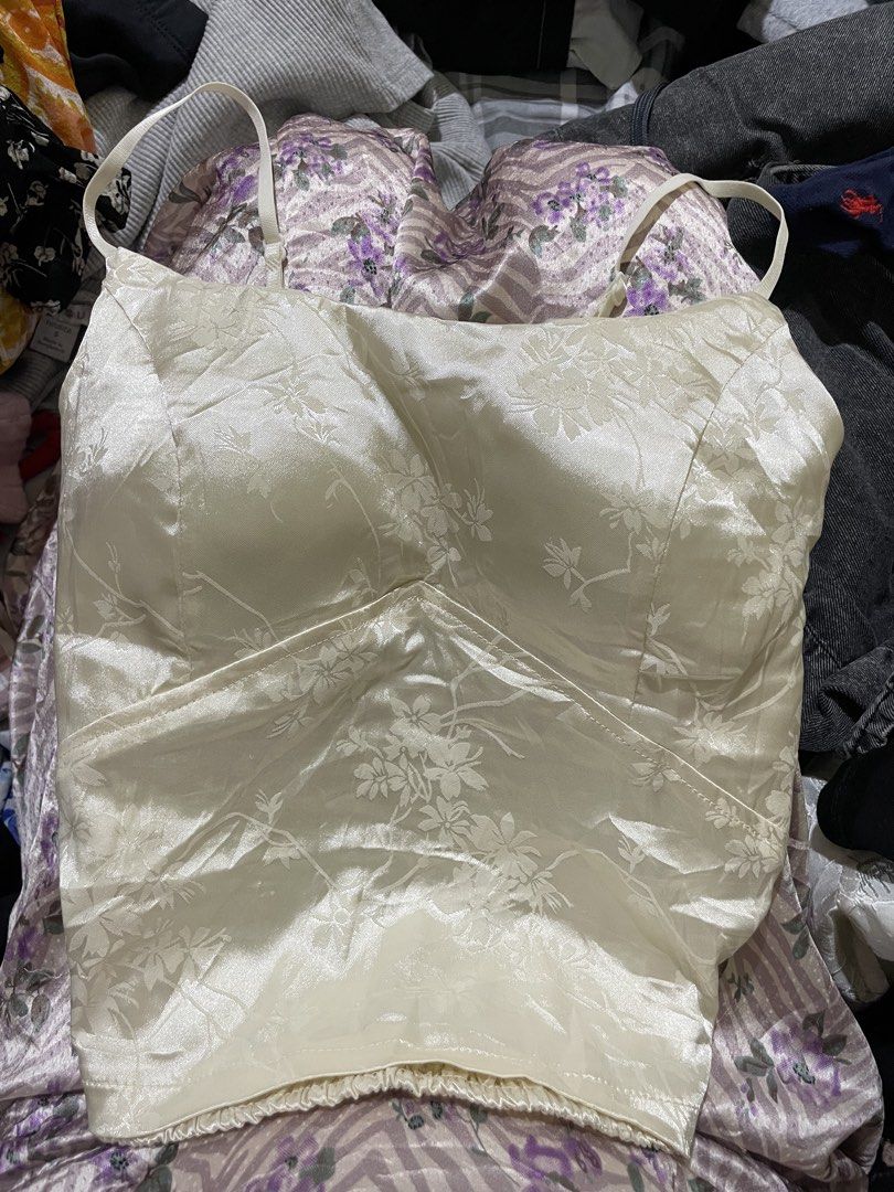 Cream top, sleeveless (Category: Blouses) located in Bulacan. Submitted by ohyul.06 (Listing ID 1462958898, Image 1). Description: issue is may butas, tatahiin lang sya.
