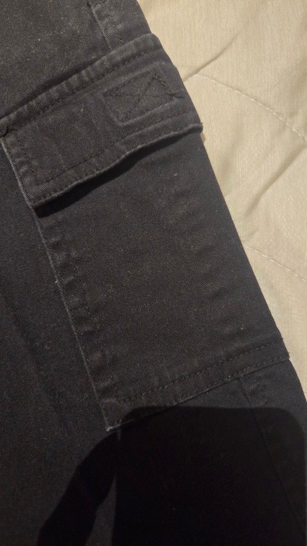 Crissa Black Cargo Pants Size 27 (Category: Jeans) located in Mandaluyong City. Submitted by loijiminigo (Listing ID 1463034277, Image 3). Description: - Brand: Crissa - Type: Cargo Pants - Color: Black - Size: 27 - Material: Durable cotton blend - Features: Multiple pockets for storage - Style: Great for casual wear or work, easy to style with different tops.