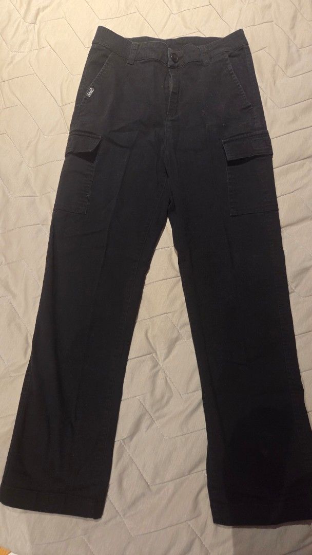Crissa Black Cargo Pants Size 27 (Category: Jeans) located in Mandaluyong City. Submitted by loijiminigo (Listing ID 1463034277, Image 1). Description: - Brand: Crissa - Type: Cargo Pants - Color: Black - Size: 27 - Material: Durable cotton blend - Features: Multiple pockets for storage - Style: Great for casual wear or work, easy to style with different tops.