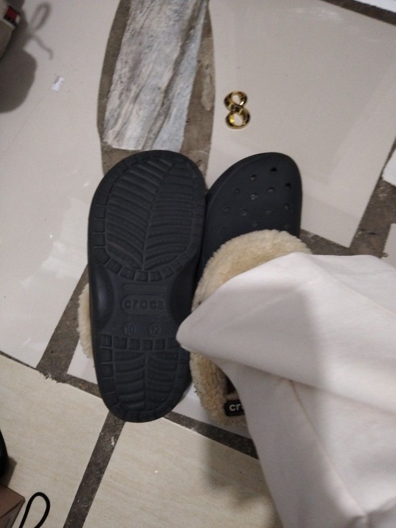 Crocs (Category: Slippers & Slides) located in El Salvador. Submitted by francheskaukayukay (Listing ID 1462987704, Image 3). Description: .
