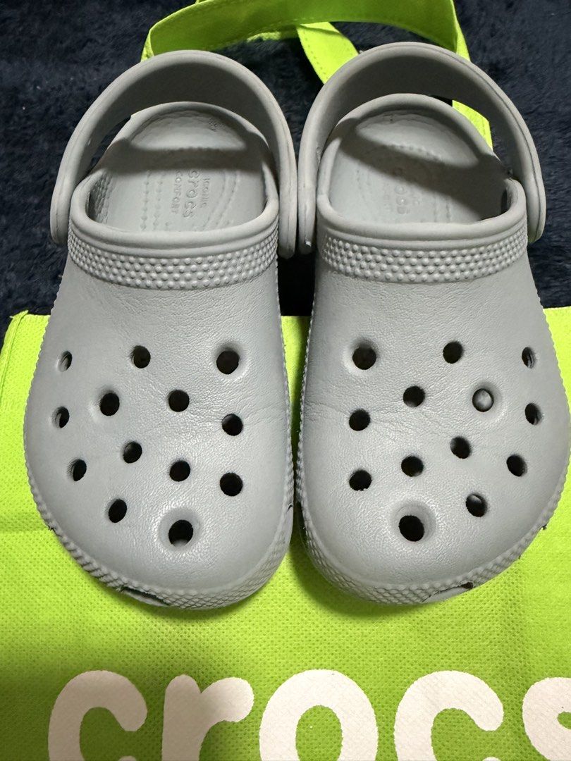 Crocs classic clogs C-9 Preloved (Category: Babies & Kids Fashion) located in Quezon City. Submitted by andanel16 (Listing ID 1463044289, Image 2). Description: These are preloved/declutter items, so please manage your expectations. Minor signs of use may be present due to previous wear. -All items are checked before posting. Any major flaws (if any) will be disclosed in the listing. 📣 flaws scratch. Kindly see attached photos -Colors may vary s