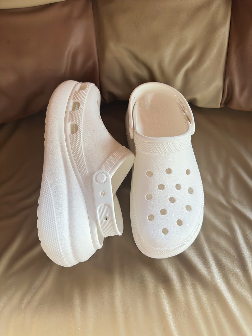 Crocs Classic Crush Clogs (Category: Sandals) located in Calamba. Submitted by nympha0630 (Listing ID 1463107028, Image 1). Description: Orig Like new condition Slight sign of used outsole Size w8.