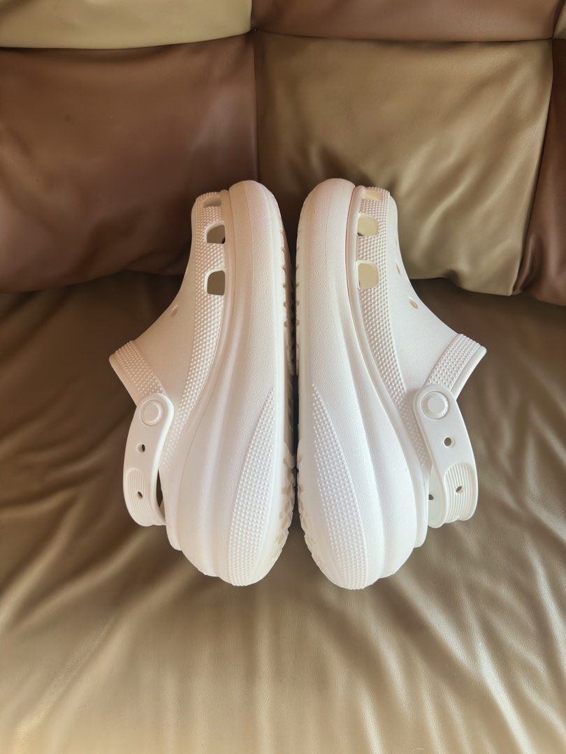 Crocs Classic Crush Clogs (Category: Sandals) located in Calamba. Submitted by nympha0630 (Listing ID 1463107028, Image 3). Description: Orig Like new condition Slight sign of used outsole Size w8.