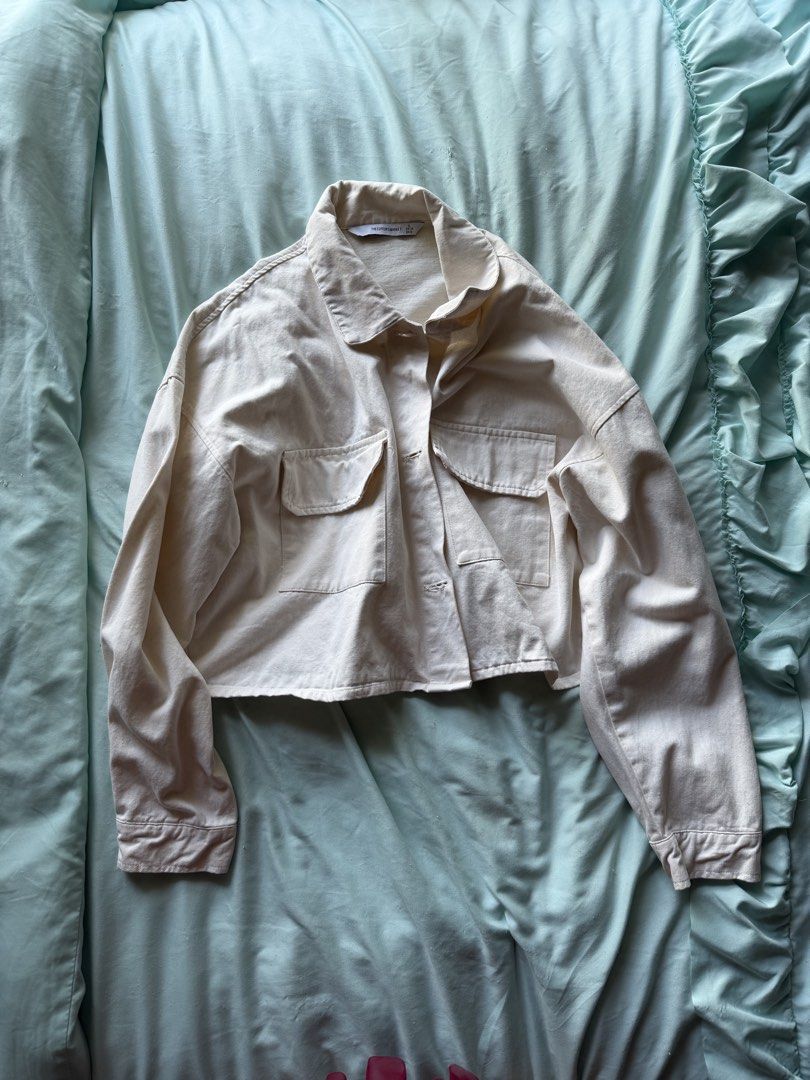 CROPPED OFF-WHITE JACKET (Category: Coats, Jackets and Outerwear) located in Taguig. Submitted by tiffanyjillian (Listing ID 1462963634, Image 1). Description: .