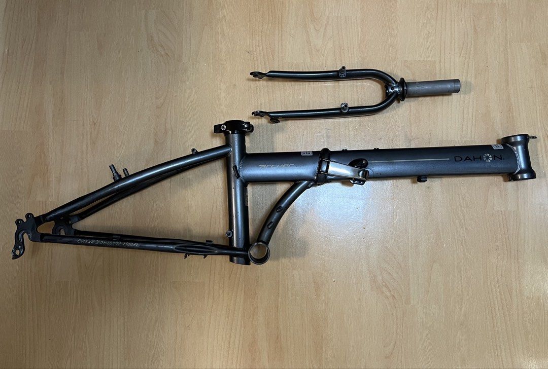 Dahon P18 車架連前叉 （分類：單車）位於 Hong Kong。 由 kelvin.852 提交（商品編號 1463013597，圖片 1）。簡介： 不連大螺絲，已基本清潔，大圍站交收。。