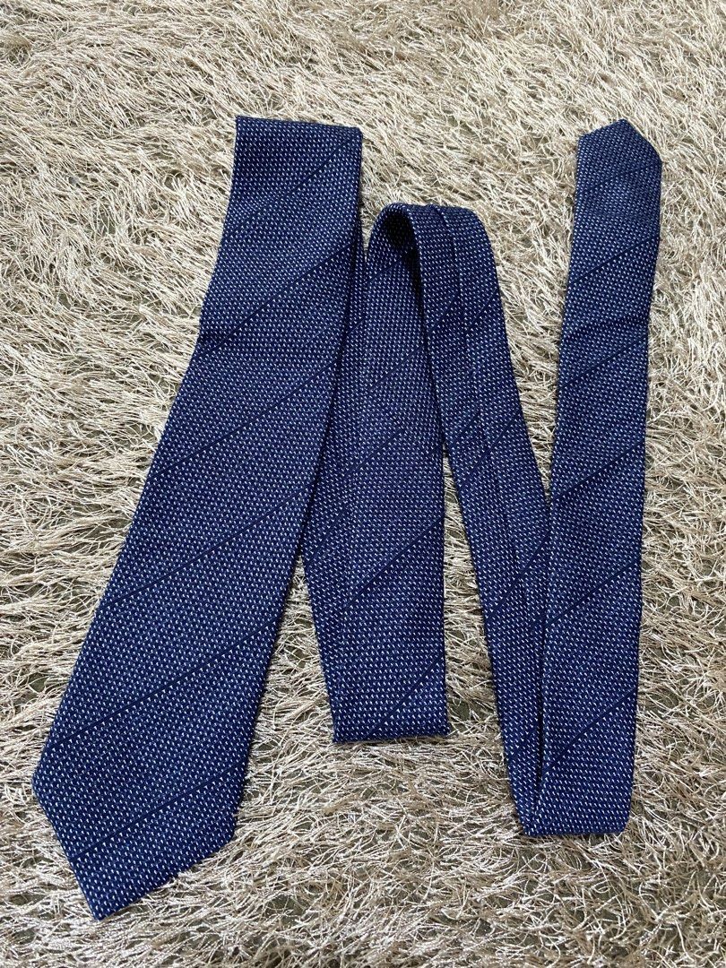 Dark Blue Patterned Tie (Category: Ties) located in Bulacan. Submitted by rich2545 (Listing ID 1462902860, Image 1). Description: - Dark blue tie - Subtle white pattern - From the 'Shirts x series' collection (likely) - Suitable for formal or smart casual wear - Please check photos for complete appearance.
