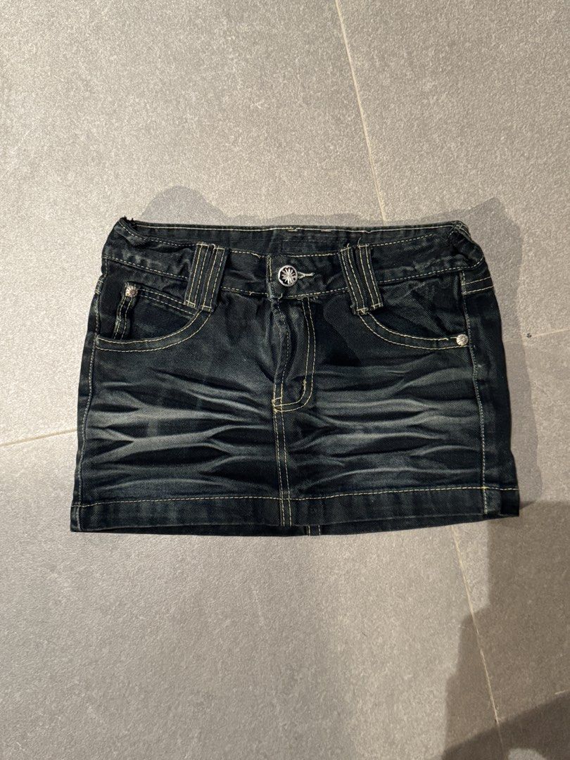 Dark Wash Denim Mini Skirt (Category: Skirts) located in Manila. Submitted by smnthsa (Listing ID 1463003410, Image 1). Description: - waist line is 29-30 - slight fading of color on the buttons - in very good condition pa.