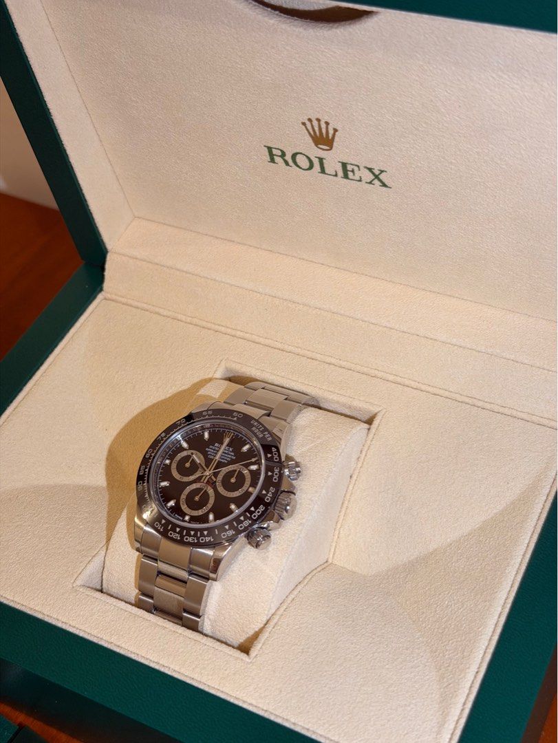 黑熊貓Daytona - 116500LN - 2023年6月購 （分類：手錶）位於 Hong Kong。 由 jasperrrlin 提交（商品編號 1463034473，圖片 2）。簡介： Selling my Rolex Daytona 116500LN. Black dial, stainless steel. Comes with original box and papers. Purchased on Jun-2023. Full set. Ready for a new owner. 想換表所以出售我的黑熊貓迪通拿116500LN。黑面盤，精鋼錶殼。附原廠錶盒與證書。購於2023年6月。全套配件齊全，2023年5月卡。誠心出售，期待新主人。。