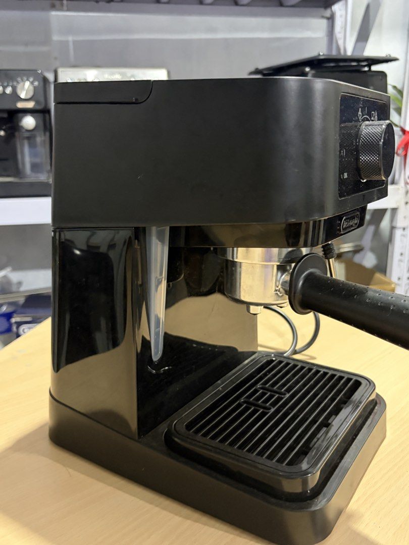 De’Longhi Stilosa ec230.bk (Category: Coffee Machines & Makers) located in Cabuyao City. Submitted by skyvvv_ (Listing ID 1462997329, Image 3). Description: FOR SALE – De’Longhi Stilosa Espresso Machine • 15-bar pump • 1L water tank • 1,100W • Manual steam wand • Espresso & Cappuccino • Good condition, slightly used • Complete with box 💰 Price: ₱6000 📍 Location: Cabuyao, Laguna 📩 PM for inquiries Model: EC230.BK * Type: Manual espresso machine