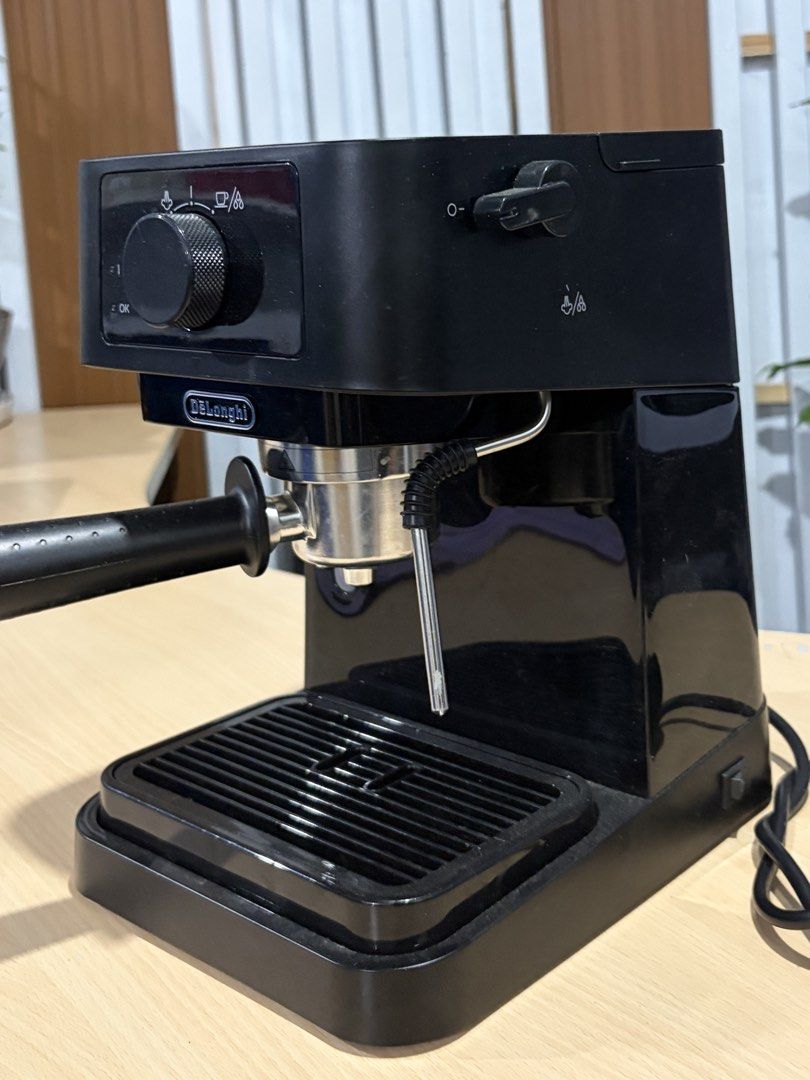 De’Longhi Stilosa ec230.bk (Category: Coffee Machines & Makers) located in Cabuyao City. Submitted by skyvvv_ (Listing ID 1462997329, Image 2). Description: FOR SALE – De’Longhi Stilosa Espresso Machine • 15-bar pump • 1L water tank • 1,100W • Manual steam wand • Espresso & Cappuccino • Good condition, slightly used • Complete with box 💰 Price: ₱6000 📍 Location: Cabuyao, Laguna 📩 PM for inquiries Model: EC230.BK * Type: Manual espresso machine