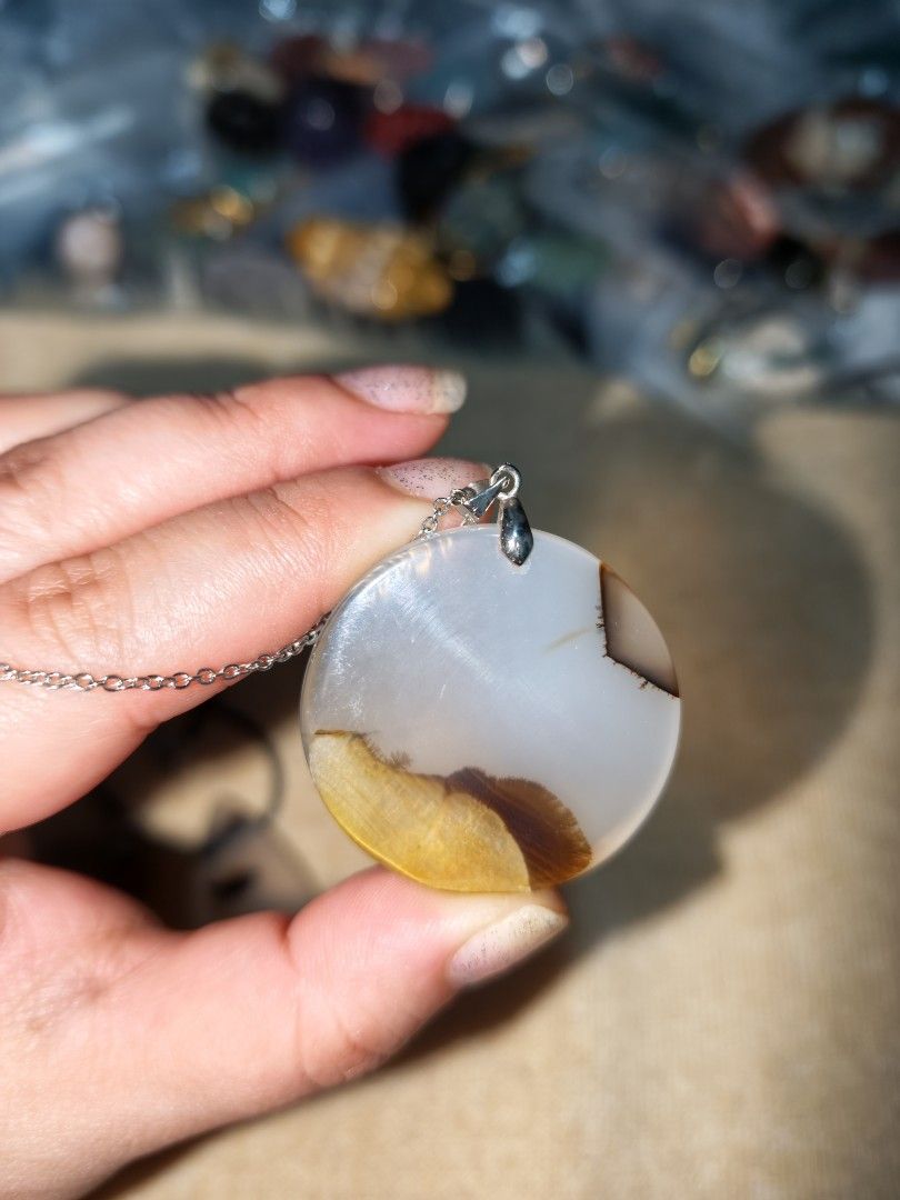 Dendritic Agate Pendants Price per Piece (Category: Necklaces) located in Quezon City. Submitted by piaoliangcollections.ph (Listing ID 1463095113, Image 1). Description: Pm which one you like. Dendritic agate provides grounding energy, mental clarity, and personal growth. Metaphysical and Emotional Benefits Deep Grounding: It connects you to nature and stabilizes your energy through root-like mineral patterns. Abundance and Plentitude: Known as 