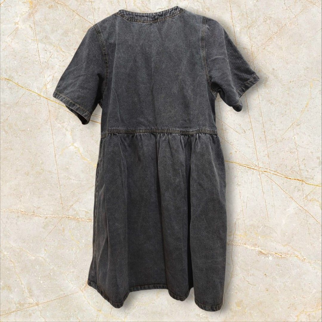 Denim dress Button-Up Dress with Cute Patch (Category: Dresses) located in Taguig. Submitted by deyerreC2020 (Listing ID 1463069614, Image 2). Description: Grey denim dress, premium quality. ;short sleeves, V-neck, button-up front ;gathered waist, chest pocket with ;embroidery on pocket both side pockets hard denim good quality denim fabric 💚 like new condition dress for Bust size 36-38 only perfect!, dimensions on photo nice for casual outings!