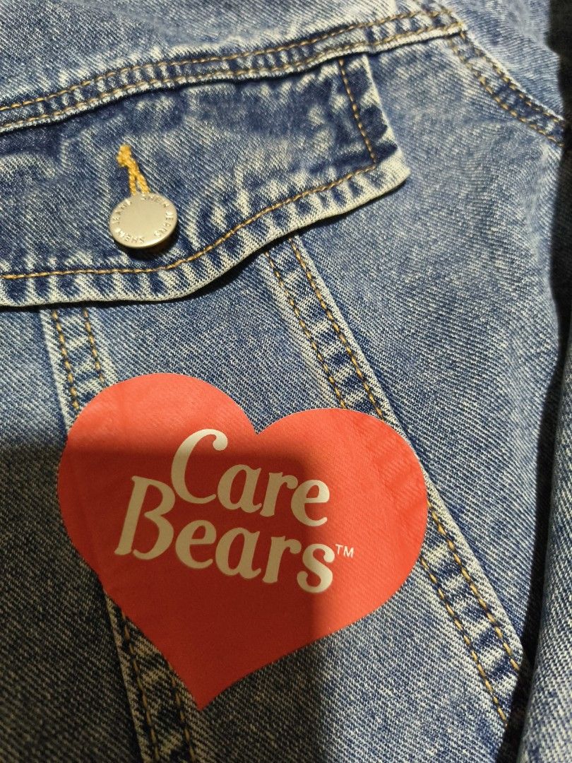 Denim Jacket (Category: Coats, Jackets and Outerwear) located in Singapore. Submitted by totetreasures (Listing ID 1462929621, Image 3). Description: .
