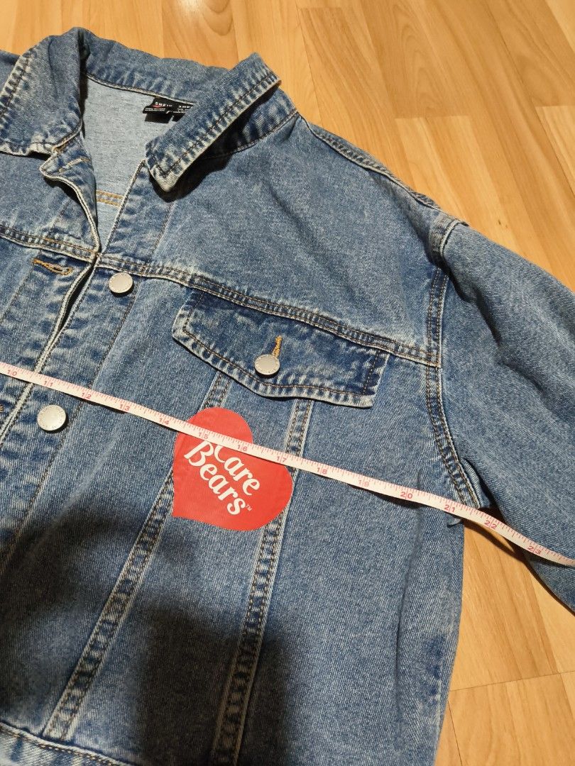 Denim Jacket (Category: Coats, Jackets and Outerwear) located in Singapore. Submitted by totetreasures (Listing ID 1462929621, Image 4). Description: .