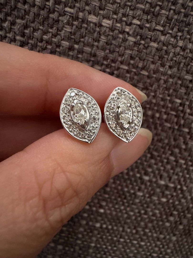 Diamond Marquise Stud Earrings White Gold (Category: Earrings) located in San Pedro. Submitted by aeemss (Listing ID 1462919878, Image 1). Description: Natural Diamond.