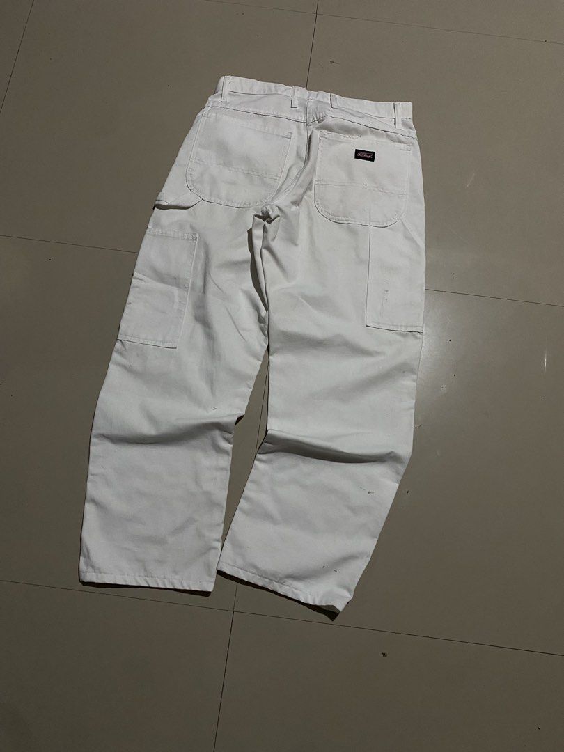 Dickies White Carpenter Pants (Category: Jeans) located in Lucena. Submitted by andreizamoraooo (Listing ID 1462923391, Image 1). Description: - White Dickies Carpenter Pants - Classic workwear style - Features a hammer loop on the side - Perfect for painting projects or everyday casual wear.