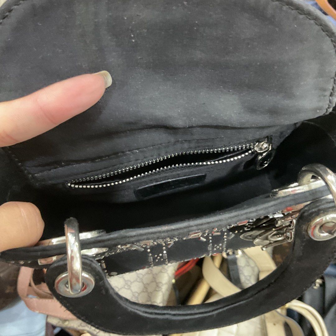 dior glitters (Category: Purses & Pouches) located in Bacolod City. Submitted by asianbellahadidd (Listing ID 1463052002, Image 3). Description: .