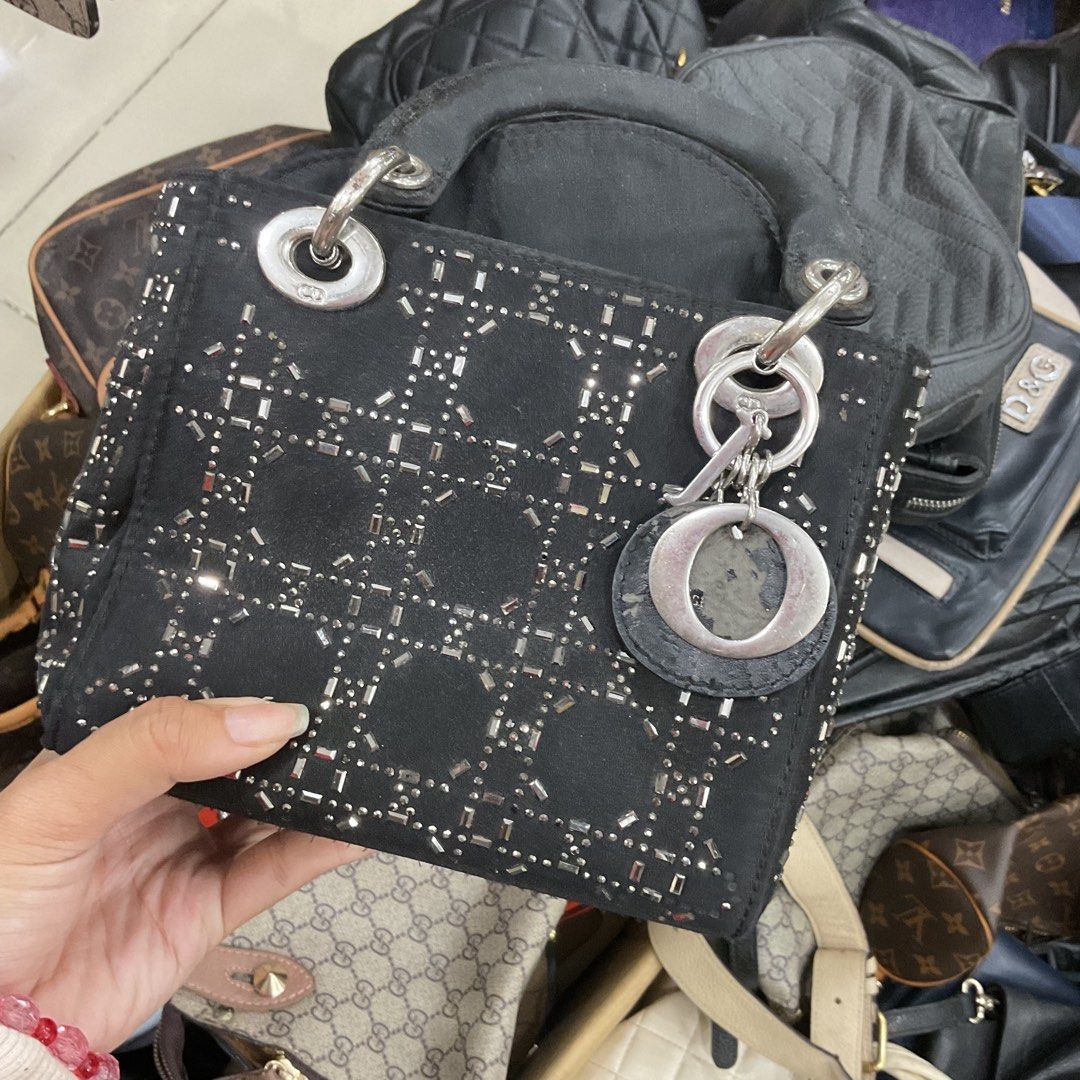dior glitters (Category: Purses & Pouches) located in Bacolod City. Submitted by asianbellahadidd (Listing ID 1463052002, Image 1). Description: .