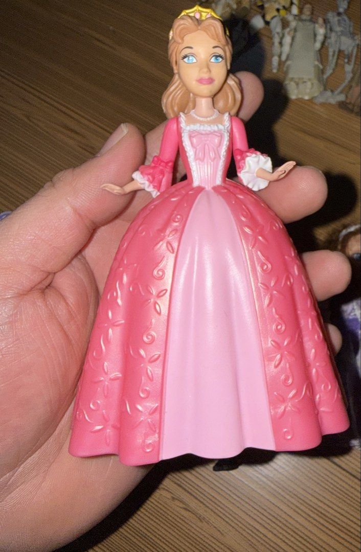 Dolls Sofia the First and Family Set (Category: Kids Toys) located in Mandaluyong City. Submitted by kingstoys (Listing ID 1462977050, Image 2). Description: Set of Sofia the first Dolls .
