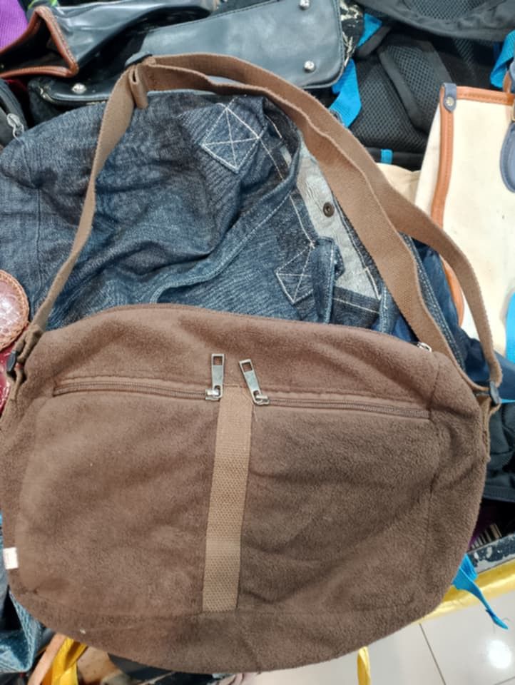 Domo (Category: Sling Bags) located in Iriga City. Submitted by seanmendez (Listing ID 1462950876, Image 3). Description: no issue.