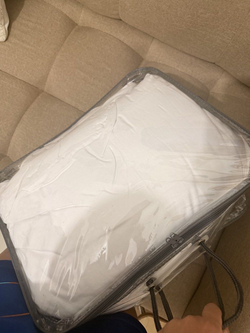 Doozy 20 lbs Weighted Blanket (Category: Bed Frames & Mattresses) located in Mandaluyong City. Submitted by shesellsseashells_bear (Listing ID 1462947311, Image 3). Description: Got it for 3.8k With free cover!.