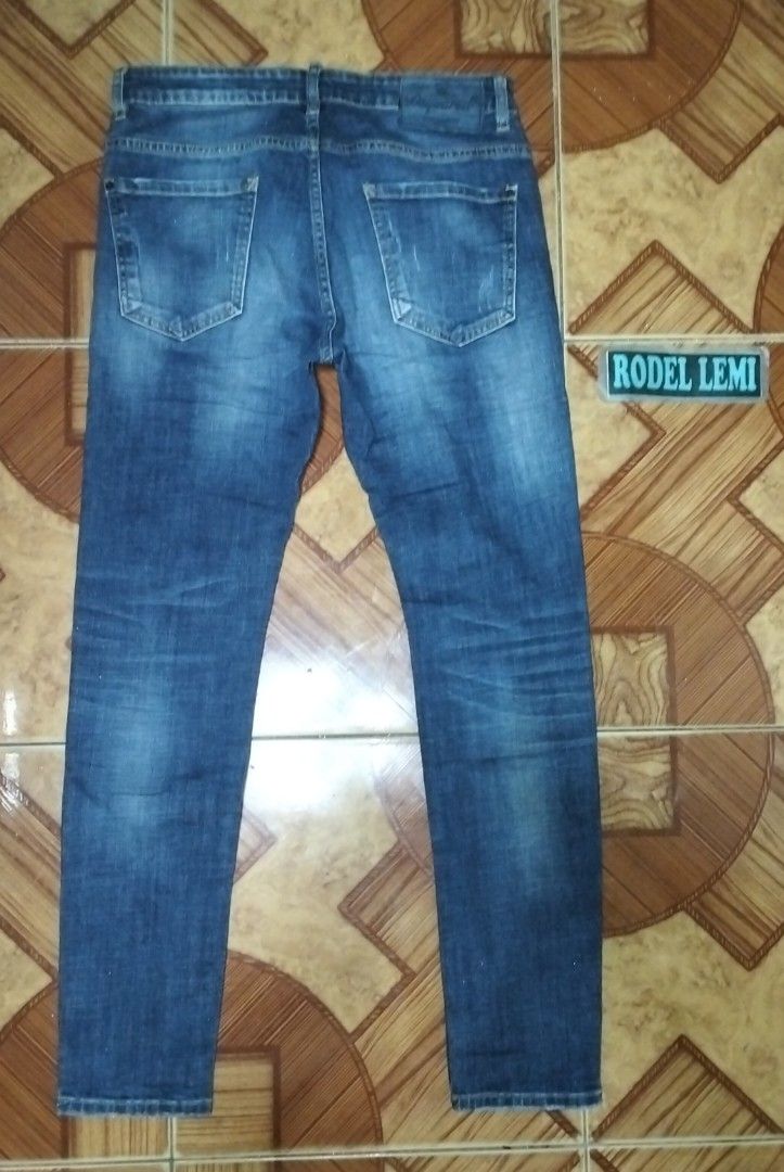 Dsquared2 skinny jeans (Category: Jeans) located in Bulacan. Submitted by ryldeal030912 (Listing ID 1463044418, Image 2). Description: excellent condition size 50 on tag 32" waistline 40" lenght 10" leg 7" knee 6.5" hem.