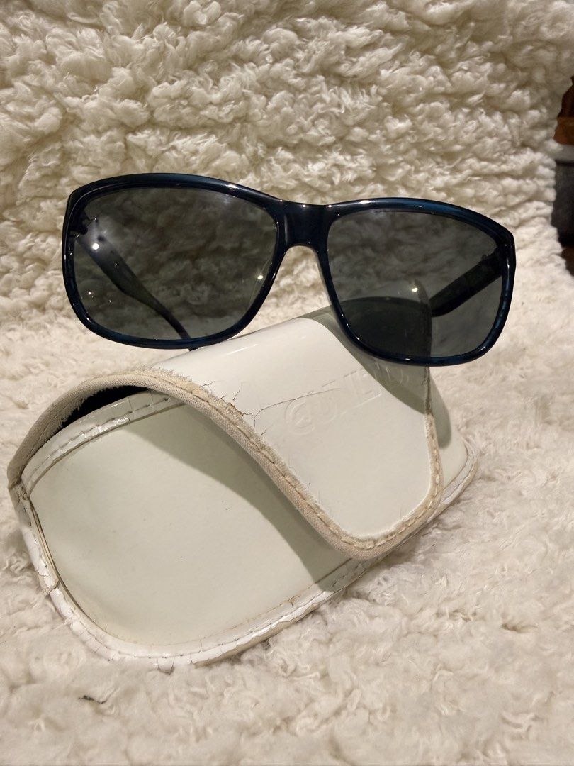 Ecko Unltd. EK-SUA0107PZ (Category: Sunglasses & Eyewear) located in Carmona. Submitted by ccdlrs (Listing ID 1463102136, Image 2). Description: - Brand: UNLTD. - Lens Color: Dark - Frame Accent Color: Blue - Includes: White UNLTD. case - Ideal for: Sunny days Size: 62 14 130 Little to few scratches Rfs: declutter.