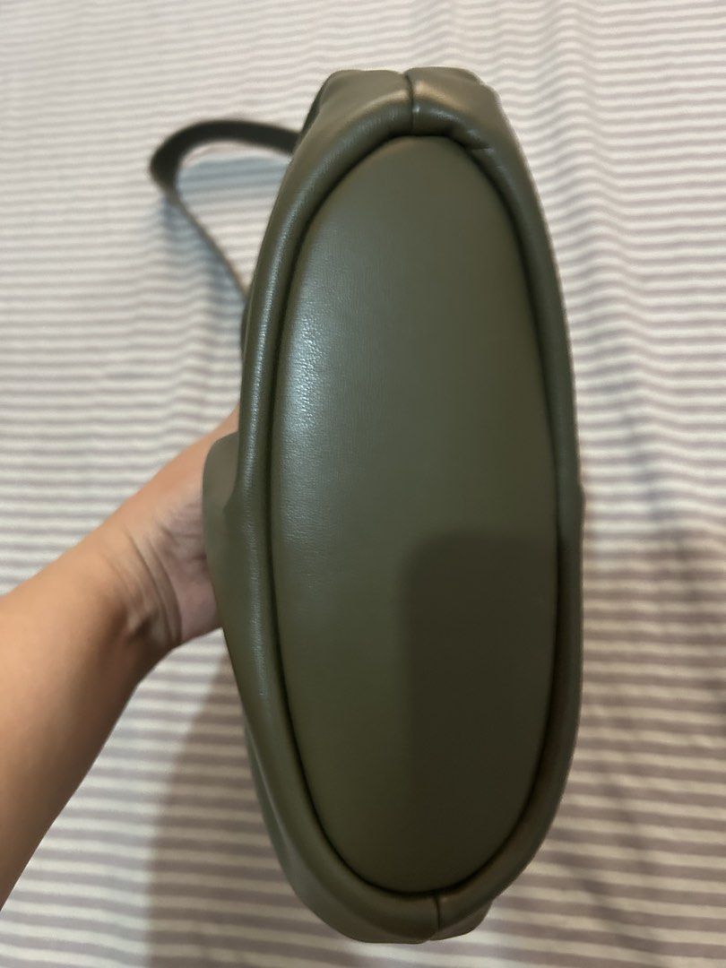 EDITORS MARKET (Category: Cross-body Bags) located in Manila. Submitted by 2025declutterring (Listing ID 1462918945, Image 2). Description: Last Price Posted. No issue . Like new .