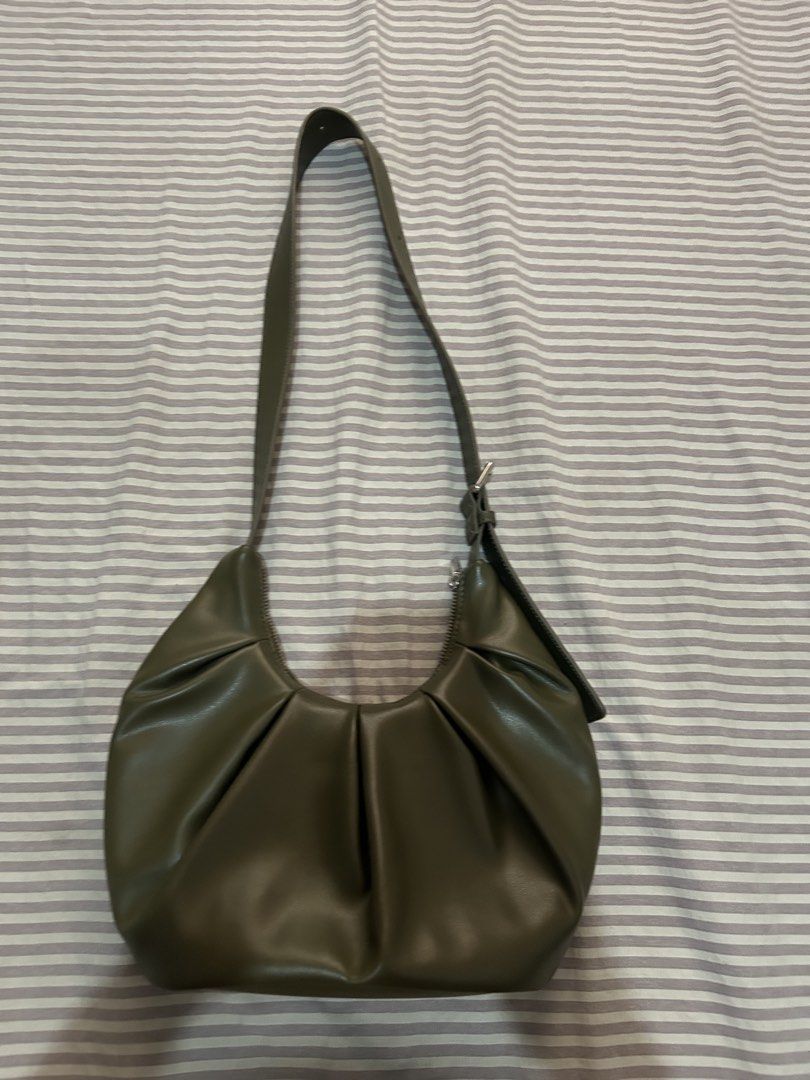 EDITORS MARKET (Category: Cross-body Bags) located in Manila. Submitted by 2025declutterring (Listing ID 1462918945, Image 1). Description: Last Price Posted. No issue . Like new .