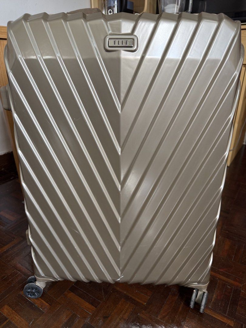 ELLE Luggage Suitcase - Champagne Gold （分類：旅遊 - 旅行必需品及用品）位於 Hong Kong。 由 hellowaiwai112 提交（商品編號 1462891642，圖片 1）。簡介： Elle 28吋旅行箱 有輕微擦痕 需要自行更換把手 只限筲箕灣面交。