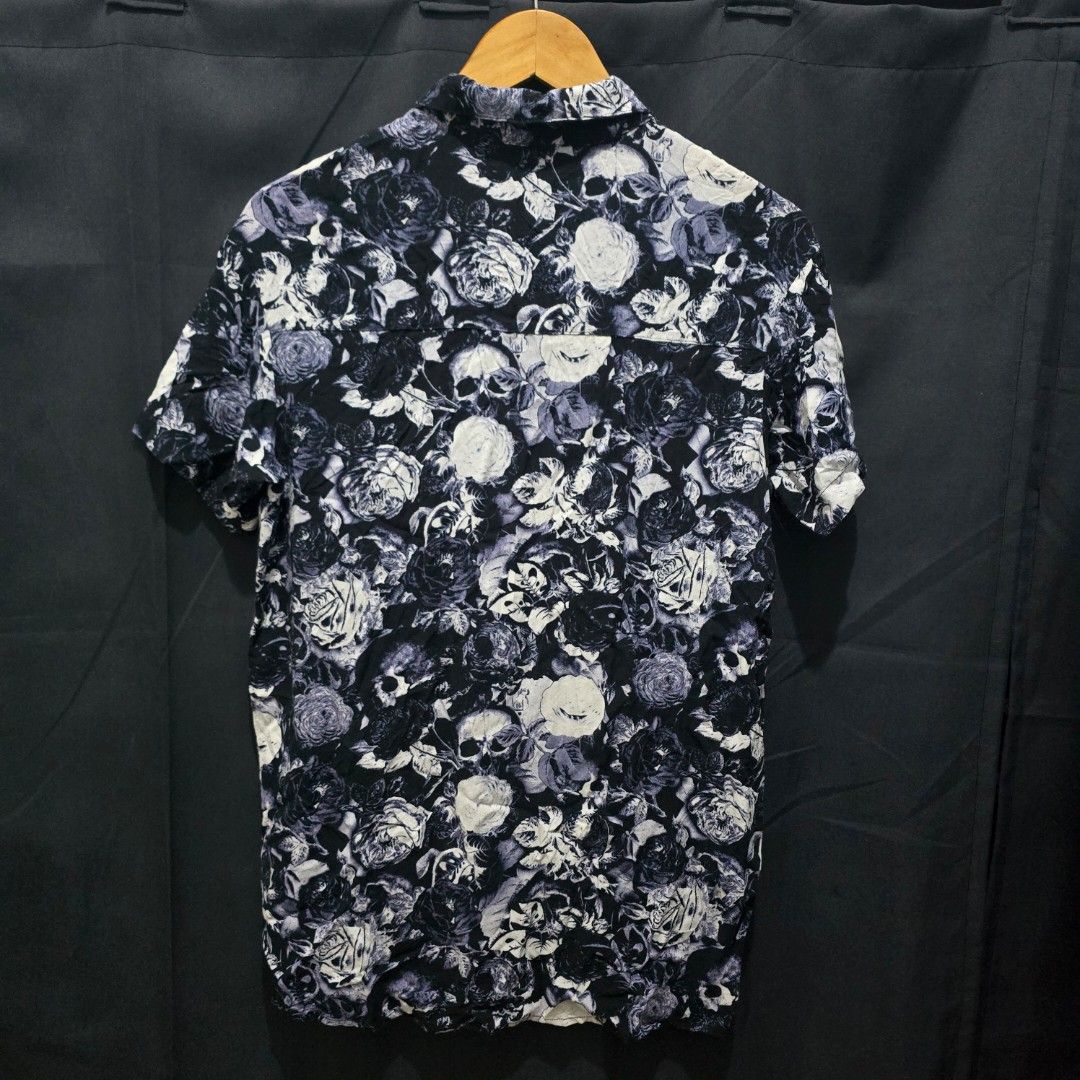 Empyre buttondown (Category: Formal Shirts) located in El Nido. Submitted by marco.tandoc (Listing ID 1462990720, Image 3). Description: size: small width: 20 length: 27 no issue.