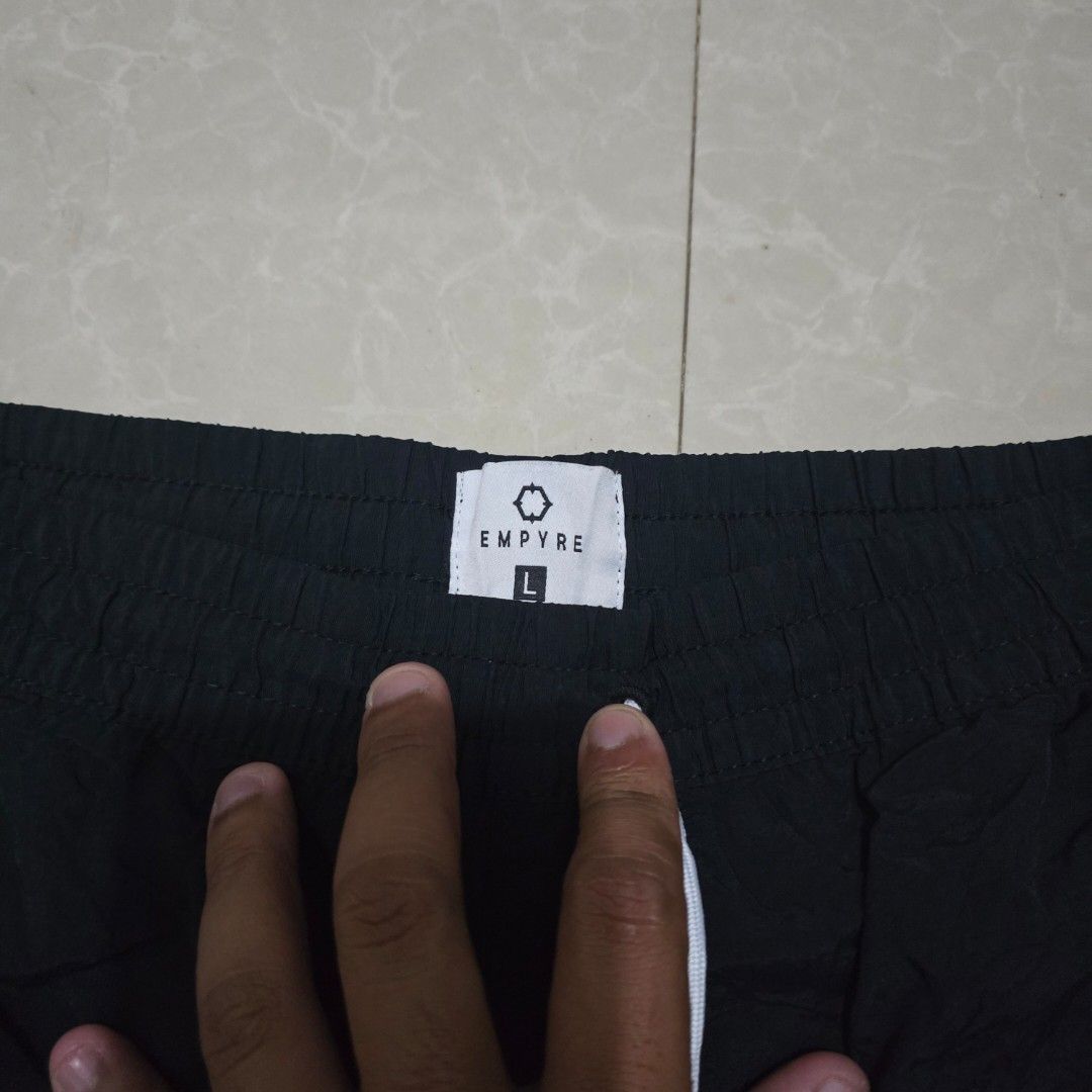 Empyre woven shorts (Category: Shorts) located in El Nido. Submitted by marco.tandoc (Listing ID 1463026651, Image 2). Description: size: Large waist: 32-36 (strechable) length: 17 no issue.