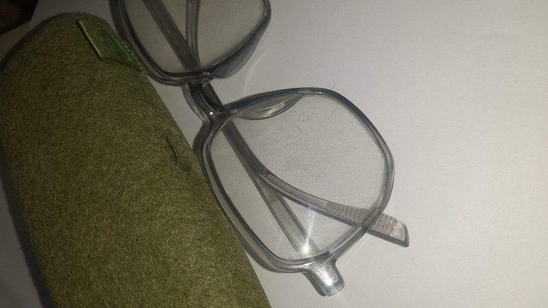 EO grey glasses w/ anti-rad and photochromic (Category: Sunglasses & Eyewear) located in Manila. Submitted by tatiyana_17 (Listing ID 1462888607, Image 2). Description: EO Glasses with anti-rad , photochromic, and free case Open for negotiation RFS: not used.