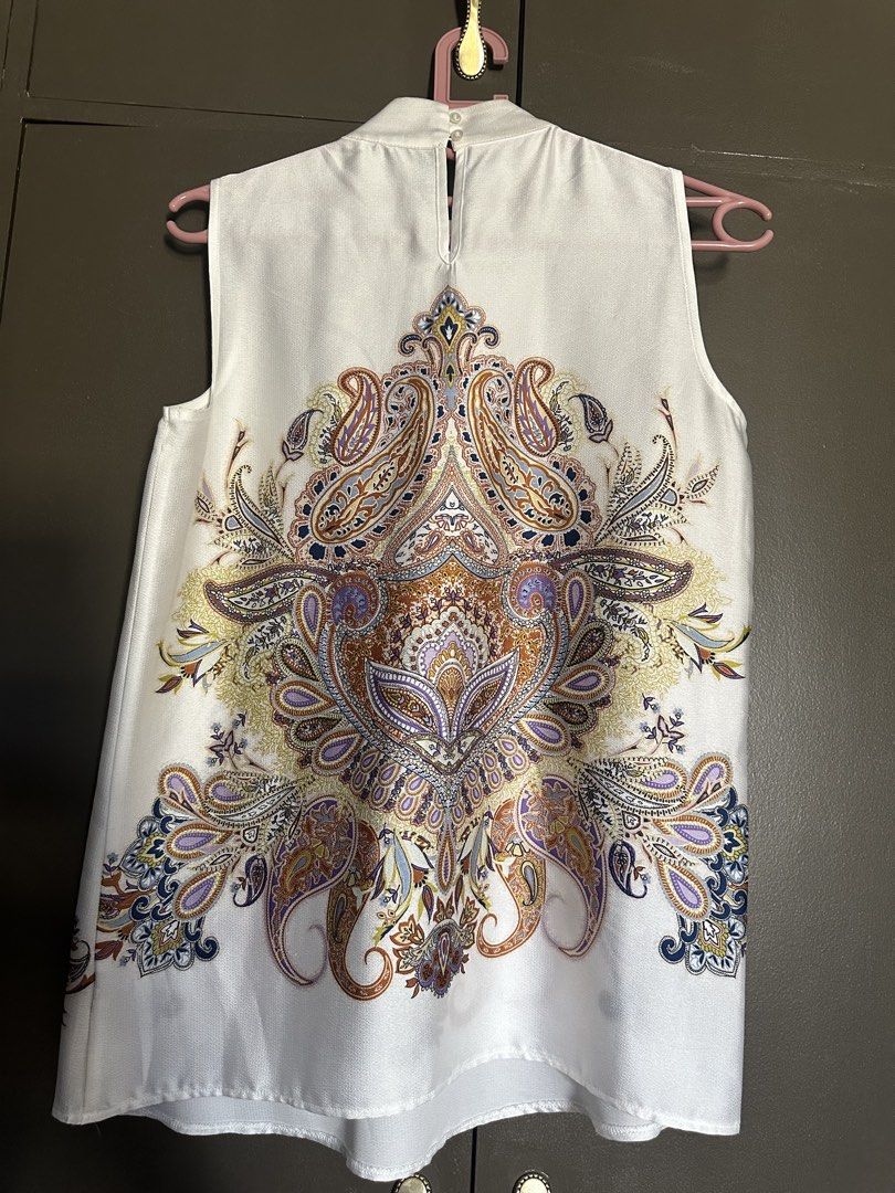 Esprit White Sleeveless Top with Paisley Print (Category: Sleeveless) located in Makati City. Submitted by i_am_spring87 (Listing ID 1462911087, Image 2). Description: - White sleeveless top - Intricate paisley print - Elegant high neckline with subtle gathering - Convenient button closure at the back - Perfect for dressing up or down - Approximate measurements: 20 inches length, 19 inches chest width.