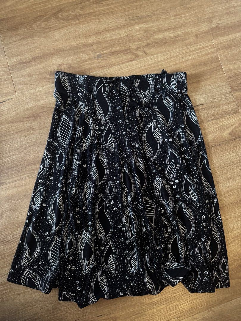 Esse U.S.A. Black White Patterned flowy 90’s Skirt (Category: Skirts) located in Bacoor. Submitted by yournewfavorite (Listing ID 1462951031, Image 1). Description: - Chic black above the knee skirt - Adorable white leaf and dot pattern - Comfortable elastic waistband - Measurements: 11.8 inches across waist (can stretch up to 30 in waist) 18 inches in length - Proudly made in the U.S.A. - Fabric: 90% nylon, 10% lycra for a great fit - Care instr