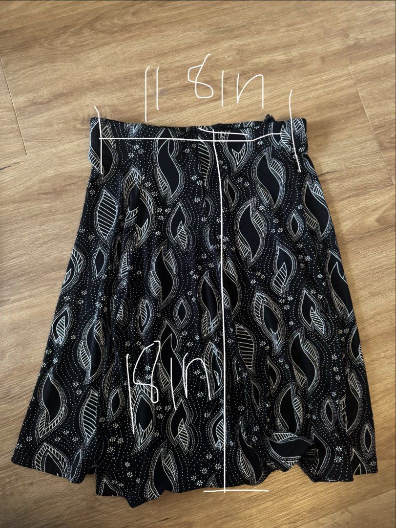 Esse U.S.A. Black White Patterned flowy 90’s Skirt (Category: Skirts) located in Bacoor. Submitted by yournewfavorite (Listing ID 1462951031, Image 2). Description: - Chic black above the knee skirt - Adorable white leaf and dot pattern - Comfortable elastic waistband - Measurements: 11.8 inches across waist (can stretch up to 30 in waist) 18 inches in length - Proudly made in the U.S.A. - Fabric: 90% nylon, 10% lycra for a great fit - Care instr